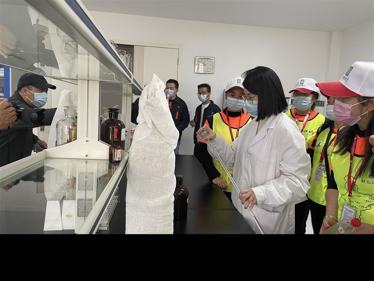 志愿者探秘汉西污水处理厂 污水处理副产品也能废物利用